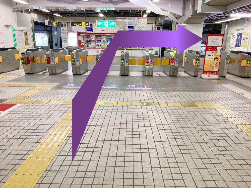 1.『江坂』駅『南改札』のご利用が便利です。⑧出入口からご来院ください。南改札を出て右へ進みます。