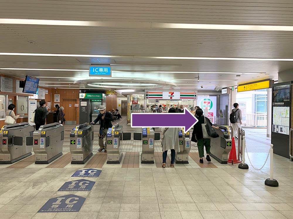 7.『千里中央』駅で降車します。改札は一つです。改札を出て右に進みます。